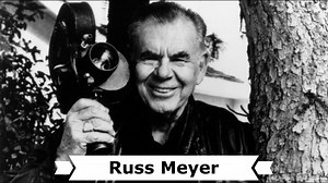 Heute wäre der 100. Geburtstag des US-amerikanischen Regisseurs und Produzenten † Russ Meyer (eigentlich Russell Albion Meyer). Geboren am 21. März 1922 in Oakland, Kalifornien und gestorben am 18. September 2004 in Los Angeles, Kalifornien. Russ Meyer ist der Guru des erotischen Sexfilms, Pionier von Filmen mit Fetischcharakter (großbrüstige Darstellerinnen). Er ist der Guru der schnellen Schnitte, scharfen Konturen, parodistischen Sex und Crime Storys ohne Zusammenhang, ausgeprägten Sexszenen 