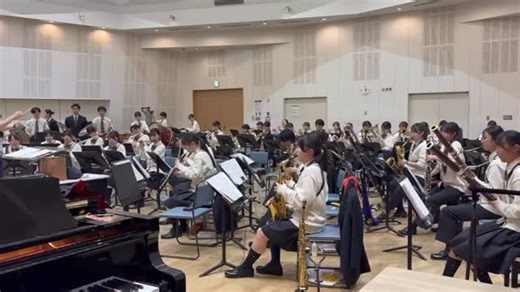 北星学園大学附属高校吹奏楽部【公式】 on Instagram: "定期演奏会まで、いよいよあと2日となりました。今回はObの3年生からのメッセージをご紹介します。 私は高校では吹奏楽を続けるつもりはありませんでしたが、部活動見学で先輩方の優しく温かい雰囲気に触れ、「この北星吹奏楽部で3年間頑張りたい」と思い、入部を決めました。 中学時代に担当していたホルンからオーボエへと楽器が変わったため、思うように演奏できず、辛い日々を過ごした時期があります。それでも先輩や後輩、そして20期のみんなにたくさん支えてもらい、今ではオーボエを吹くことがとても楽しく感じられるようになりました。 また、中学までクラシック音楽にあまり触れる機会がなかった私ですが、高校に入ってからはたくさんのクラシックに触れることができ、非常に充実した3年間を過ごすことができました。 2年生の冬からはセッティングリーダーを任されました。セッティングの大変さを痛感する一方で、みんなで作り上げるステージの裏側を支える楽しさも感じることができました。大変だったセッティングの仕事ですが、さまざまな演奏会を重ねるごとに少しずつ出来るこ