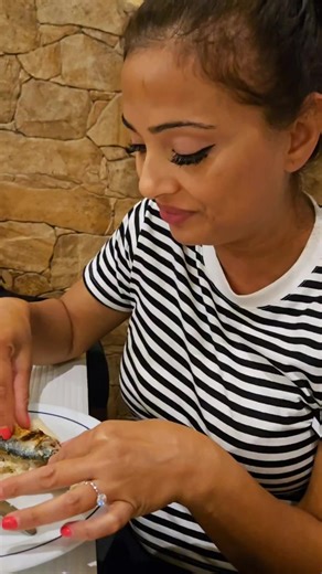 My wife tried real Portuguese sardines for the first time in the Algarve. Not canned. Not fake fancy. Just charcoal grilled sardines on bread, the simple way. She thought they would be disgusting. She was shocked 😅 She loved it😋 Have you ever tried grilled sardines in Portugal? #portuguesefood #algarve #grilledsardines