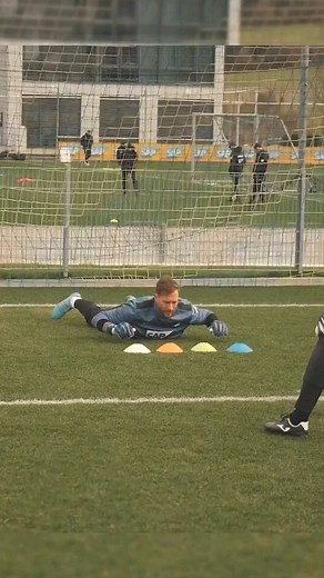 121K views · 10K reactions | *Goalkeeper Training @tsghoffenheim * ___________________________________________ ∆理 Goalkeeper: @olibaumann90 ____________________________________________ #goleiro #goalkeeper #porteros #arqueros #portiere #everaldosantananet #フットボール #トレーニング #ゴールキーパー #足球 #训练 #守门员 #लक्ष्य #Tore | Everaldosantana.net | Facebook