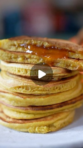 HERVÉ CUISINE · Recettes faciles & de saison on Instagram: "Ces pancakes au potimarron et épices d’automne, fourrés à la confiture d’abricot sont parfaits pour fêter l’automne. Succès garanti au goûter. Qui tente de les refaire? LA RECETTE : 300 g de farine 200 g de purée de potimarron cuit 350 ml de lait 2 oeufs 30 g de sucre 1/2 c. à café de sel 1 c. à café de cannelle 1 c. à soupe de levure chimique 1 c. à café de bicarbonate Confiture d’abricot (ou creme de marrons ou pâte à tartiner...) #pa