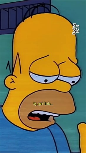 Revista Level Up on Instagram: "#DatoLevelUp | 📺🟡 Hasta 1996, cuando ya habían transcurrido seis temporadas, #LosSimpsons nunca tuvieron en su equipo creativo a una mujer. Jennifer Crittenden fue la primera de la historia en incorporarse y "And Maggie Makes Three" (Y con Maggie son tres) fue el primer capítulo que escribió la guionista. Fue considerado por muchos críticos como uno de los mejores de la exitosa serie. En ese episodio se ve una de las versiones más humanas de Homero y una de las 