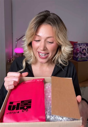 massive unboxing!!! I will get into my @cosmetic_jolse picks later but for now how exciting is this!!!? What do we think of the glasses lol I actually changed my mind and LOVE the short ones. What do you think? The double wall ones are… not that aesthetic lol