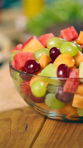 16M views · 622 reactions | ¡Las uvas frescas de California son un complemento fácil y sabroso para cualquier ensalada de frutas, ya que aportan un toque jugoso de sabor y un toque vibrante de color! ¡Un snack saludable para estar feliz! Comparte Uvas de California. | Grapes From California | Facebook