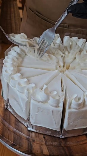 22K views · 188 reactions | Pack a coconut cake and decorate it with coconut sauce and pandan leaves. | DeerBunnyเค้กโฮมเมด | Facebook