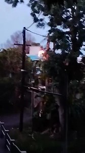 Riverside : Explosion sur les poteaux de la CEB Les habitants de Riverside, Phoenix, ont été pris de court par une explosion sur les poteaux de la CEB ce soir. D'après nos informations, de nombreux riverains sont privés d'électricité. | channelnews.mu