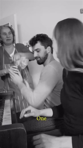 @simon.bilina on Instagram: "Je den voleb!🇨🇿 Vrátili jsme se “domů” za mámou a odvolit… hrajem si proto modlitební song… když tu náhle..😂😂 It’s election day!🇨🇿 We came back ‘home’ to visit mom and cast our votes… so we’re playing a prayer song… when suddenly… 😂😂 Arrow od @danieloubrecht @janetteoubrechtova 🙏🏼🩵🕊️ #election #prayer #volby #cesko #modlitba #ubuntu"