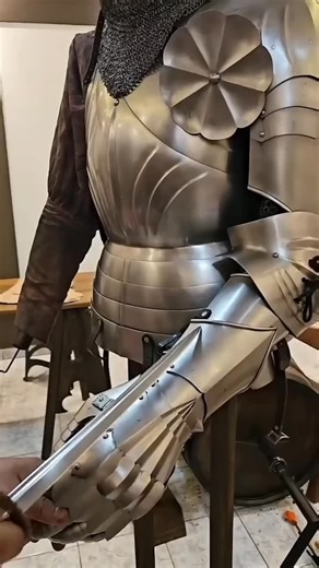 The Armor That Made Knights Invincible 🧠 Description: This isn’t just armor — it’s a masterpiece of medieval engineering. Every joint, every curve, every plate was designed with precision so exact that even a blade couldn’t slip through. Step into the age where metal met mastery — where survival depended on the skill of the blacksmith as much as the strength of the knight. 🎥 Cinematic short by Zxythink — exploring the secrets of history’s most brilliant designs. #Zxythink #MedievalArmor #Knigh