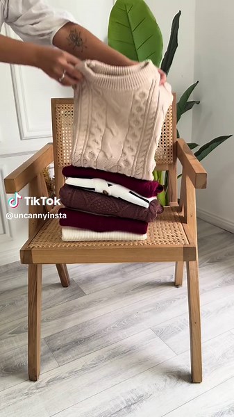 Stylish Women's Sweater Outfits for Fall Fashion