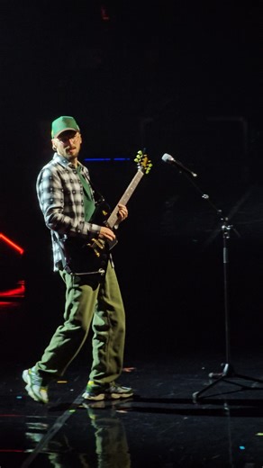 Kendall Schmidt Rocks The Guitar In Wembley 🎸🤘 #bigtimerush #kendallschmidt #concert #shorts