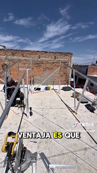 Un día de trabajo como electricista con herramientas