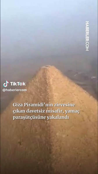 Giza Piramidi'nde Yamaç Paraşütü ve Şaşırtan Köpek