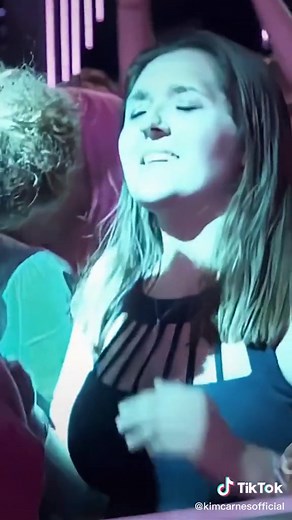 Kim Carnes' Live Performance of Bette Davis Eyes: 80s Music Nostalgia