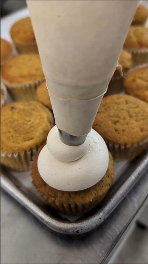 How do decorate pumpkin spice cupcakes with a cute swirl #cupcakedecorating #glutenfreecupcakes