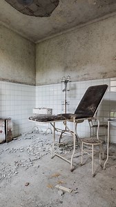 Medico aziendale 🏭 Einst pulsierte hier das Leben – eine italienische Textilfabrik, in der täglich hunderte von Arbeitern ihre Schichten verrichteten. Doch mit der Schließung kam das Ende: Maschinen verstummten, Hallen leerten sich, und was blieb, war eine Betriebsarztstation, die nun nur noch von Staub und Verfall gezeichnet ist. ☣️ Das Gelände selbst birgt ein düsteres Erbe. Jahrzehntelange industrielle Nutzung hat den Boden mit Altlasten verseucht, und niemand weiß, was mit diesem Ort gesche