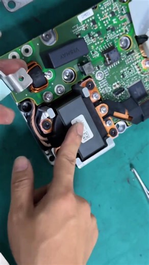 Junguo Qi on Instagram: "BMW 530LE G38 EME Repair Solution Fault Symptoms: • Unable to Charge • Drive System Power Limitation • High-Voltage System Fault Alarm • Unable to Start Standard Repair Procedure: DTC Reading and Data Analysis EME Control Unit Disassembly and Inspection Internal Circuit Board Fault Location Damaged Component Replacement and Repair System Functional Testing and Verification Vehicle System Matching Programming #BMW530LErepair #EMEprofessionalrepair #G38repair #highvoltages