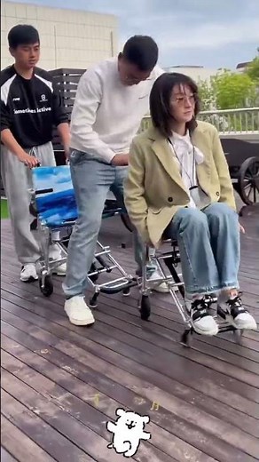 Foldable chair that can be ready in seconds. This one has wheels! 📌