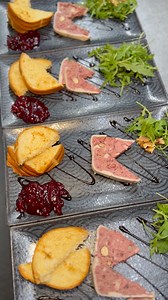Lunch 22€Maandag 5/01🚨Mosselen natuur-klassieke bereiding met selder, ui en kruiden, geserveerd met frietjes en mosselsausOf gegrilde steak met salade en frietjes⸻Dinsdag 6/01Voorgerecht: Kaaskroket of dagsoep (garnaalkroket of wildpate ( €2,50)Hoofdgerecht: Rode poonfiletgeserveerd met een romige saus van bospaddenstoelen,een fijne mousse van champignons,aardappelpuree en groentenOf gegrilde steak met salade en frietjes⸻Woensdag 7/01Voorgerecht: Kaaskroket of dagsoep (garnaalkroket of wildpate