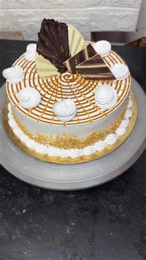 Easy butter scotch cake decorating ideas #shorts #butterscotchcake