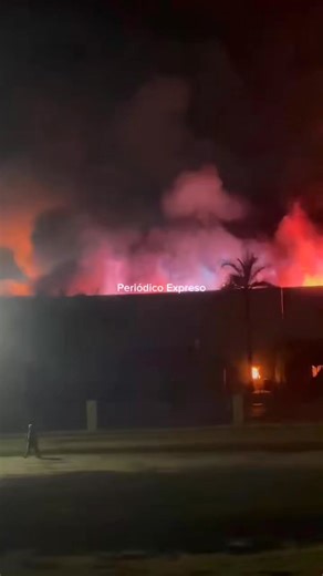 🚨#ATENCIÓN🚨¡IMPRESIONANTE!😳🔥🚒 Imágenes del fuerte incendio en la Maquiladora #Spellman Planta II en #Matamoros.🔥 A pesar de los esfuerzos del personal de Bomberos, el incendio no ha podido ser sofocado. | Expreso RGV