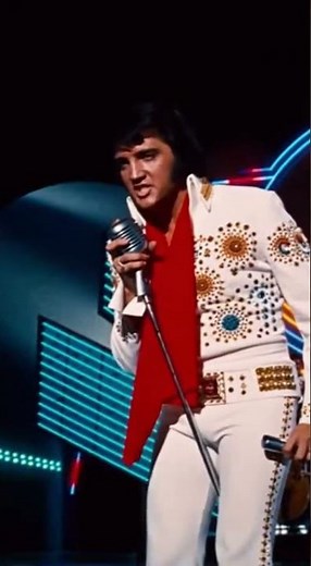 Elvis Sings at Viva Las Vegas