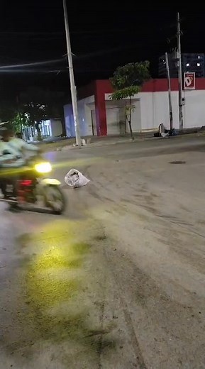 #DenunciaCiudadana Chiva Rumbera derramó ACPM en la calle 30 con carrera 4ta, barrio Manzanares y ha generado más de 8 accidentes en esa intersección. Conductores a tener precaución y las autoridades mayores controles a estos vehículos. Fans Destacados #santamarta #ATENCION | Al Punto Santa Marta Noticias