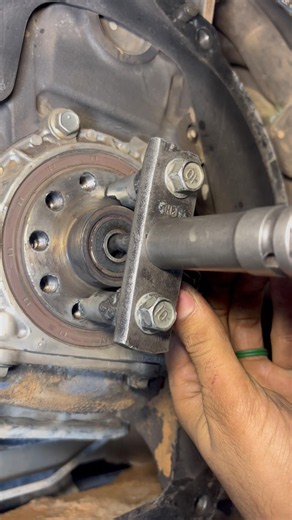 engine crankshaft bearing removal trick 🛠️🚗