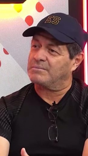 La anécdota de Hugo Pérez con Johan Cruyff y lo que le dice a los jugadores de la selección de El Salvador. La entrevista completa en nuestro canal de Youtube. | El Gráfico