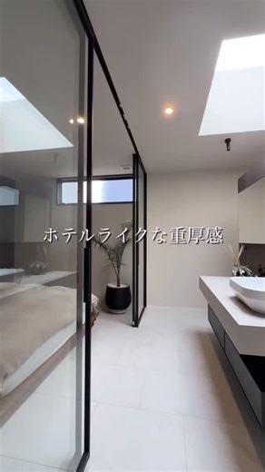 EIDAI（永大産業（株）） 公式アカウント on Instagram: ". 足元から部屋の雰囲気を引き立てる コンカーボを使った 開放感あふれるヴィラ風のお家 当社製品を使った施工事例のご紹介です🏠 @mayu_villa_home 様 素敵な動画をありがとうございました😊 ■フローリング コンカーボ セラミック柄 ※照明や自然光で多少製品の見え方は変わりますことをご了承くださいませ。 ————————————— 製品について詳しくは、プロフィール記載のURLからご覧ください♪ @eidai_official -————————————— ＼当社製品を使った素敵な投稿募集中です／ #eidai やタグ付け、メンションをして投稿してくださいね♪ 🌳フォロー•いいね•保存いただけると嬉しいです🌳 #EIDAI#永大産業#永大#コンカーボ#セラミック柄#非木質意匠#石目調#インテリア好きな人と繋がりたい#広々空間#マイホーム計画#ホテルライク#シンプルモダンインテリア#床材選び#洗面スペース#寝室#大人のヴィラ暮らし"