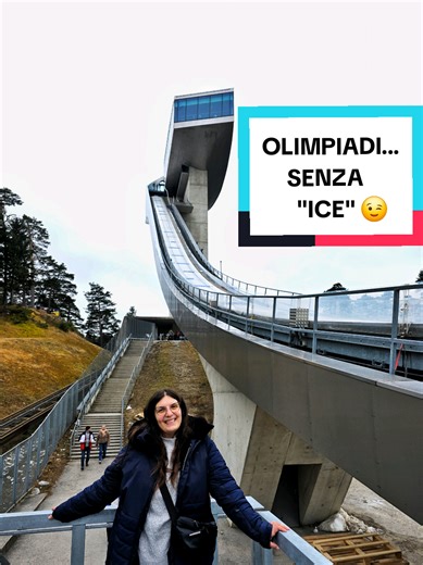 Ecco dove andare se alle Olimpiadi di Milano-Cortina 2026 c’è troppo “GHIACCIO” (you know what I mean) 😒 👉 SEGUIMI o se no faccio una segnalazione a Tu Sai Chi ❄️🚨 🇦🇹 Questo gigantesco trampolino è un’icona dell’architettura moderna, firmata da Zaha Hadid. Un complesso composto da scivolo, funivia e torre panoramica con ristorante 🍝 🎖 Questo posto ha una doppia valenza, non solo dal punto di vista sportivo. Circa 200 anni fa su questo monte combatté un gruppo di tirolesi capeggiato da And