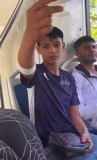 🔴🇮🇹 Des jeunes “remercient” l’Italie à leur façon pour son accueil…🗣️ — « 𝗜𝘁𝗮𝗹𝗶𝗲 𝗱𝗲 𝗺𝗲𝗿𝗱𝗲 ! »