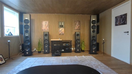 EAM Lab. Classic 102i. Den minste integrerte forsterkeren fra EAMlab driver de gigantiske høyttalerne fra AudioSolutions Figaro XL2 med en utolig kontroll. Spiller både høyt kontrollert og med en bass som slår i hele kroppen. EAMlab sine forsterkere leveren en kraft som ingen andre med sine nye serien fra Studio. Classic og Signsture. Og disse store høyttalerne fra Audio Solutions spiller utolig stort, med en råskap og finesse som virkelig bør oppleves. EAMlab og Audio Solutions er virkelig en f