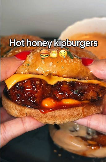 Hot honey kipburgers 🍔🍯🤤 Ingrediënten kip: -500 g kipfilet -1 glas karnemelk -50 ml sriracha -1 tl paprika -2tl cayenne -2tl knoflookpoeder -1tl zout -1/2 tl zwarte peper 210 g meel 70 g maizena Zelfde kruiden als kip Saus: -120 ml honing -80 ml sriracha -2 el boter Zout naar smaak #fy #voorjou #kipburger #hothoneychicken #burger #food