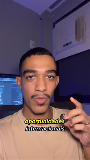 Matheus Muniz | Dev Backend | Carreira Internacional🇺🇸 on Instagram: "O dev “medíocre” que sabe se vender ganha o dobro do “gênio” que fica calado. 🗣️💸 Dói ler isso? Dói. Mas é a regra do jogo. O recrutador não tem bola de cristal. Ele não sabe que seu código é limpo, que sua arquitetura é robusta ou que você otimizou a query em 50ms. Se você chega na entrevista e diz: “Ah, eu codava em Java”, você é ignorado. Se você diz: “Eu reduzi a latência do sistema em 20% usando Java”, você é contrata