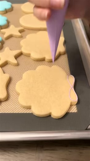Let me show you how to decorate a seashell sugar cookie #sugarcookies #royalicing #mermaidcookies #underthesea #littlemermaid | I Crave Sweets