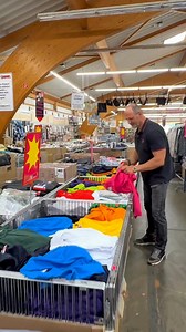 Alexander Walzer, Deutschlands Schnäppchenkönig, ist wieder in seinem Element! 🛍️🛒🏷️ Zwischen neuen Geschäftsfeldern: Denn die Restposten aus seinem Rambazamba-Markt bietet er jetzt auch im Internet an und gibt dabei exklusive Einblicke in die neue Welt des Einzelhandels. Und neuen Frauen: Unterstützt wird er von drei Frauen. Seine neue Freundin Caro, Noch-Frau Nicole und Noch-Schwiegermutter Monika arbeiten alle mit ihm zusammen in seinem Laden. Wie funktioniert das im Alltag? 🎥 Unsere neue