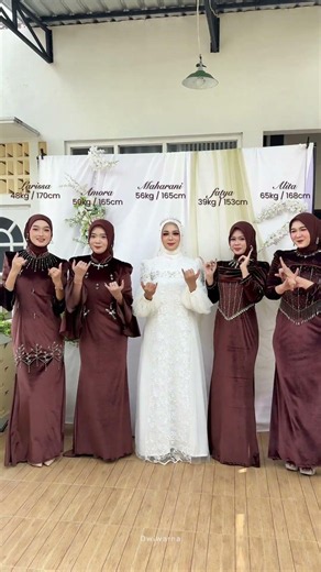 Bride an Mahogany Bridesmaids #wedding #dressdwiwarna #bridesmaids #weddingdress #dresskekinian