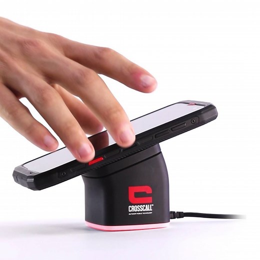 ACCESSOIRES I CROSSCALL X-DOCK Dotée de la technologie X-LINK™, la station de charge Crosscall X-DOCK accueille le nouvel ACTION-X3 en un geste simple et rapide. Antidérapante et légèrement inclinée, elle offre une lecture idéale de l’écran de votre smartphone tout en le rechargeant et en permettant un transfert de données direct avec votre ordinateur. À découvrir sur ➡️ http://crosscall.com/x-dock/ | Crosscall