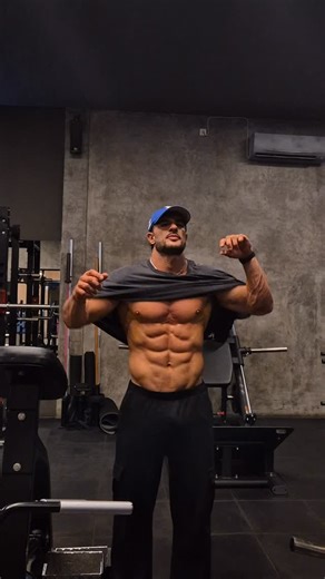 Luis Young on Instagram: "Sometimes an oversize T can make you look so average. But that’s what we want them to think 😈 #sleeperbuild #aestheticphysique #gymmotivation #physiquemodel #physiquefreak #shreddedphysique #leanphysique #workoutinspo"