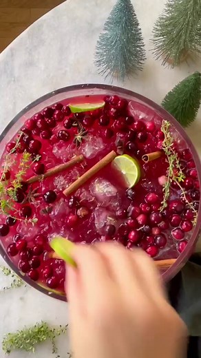 New! ✨ An easy Christmas punch recipe that you can make with or without alcohol. It’s refreshing, fruity, bubbly and is filled with holiday flavors. Perfect for any holiday gathering and make a beautiful centerpiece too! 🎄🥂 Full recipe linked in profile! #christmaspunch #punchrecipe #holidaydrinks #christmasparty #cocktailsathome #cranberryjuice | Sugar and Charm
