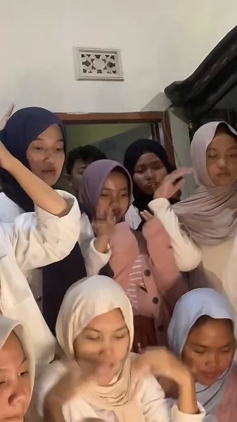 Kelakuan cewe waktu bukber ya gini