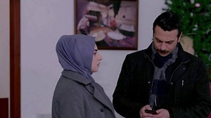 Elif odcinek 1058 streszczenie - Rana wciąż nęka Hümeyrę. Levent składa u Kerema wymówienie