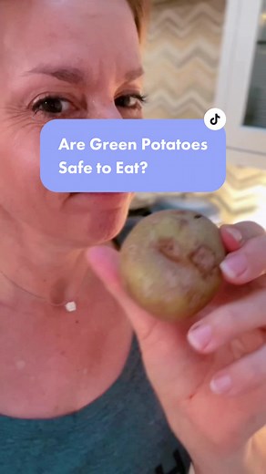Are green potatoes safe to eat? #foodsafety #healthhacks #potatorecipes #foodiesoftiktok