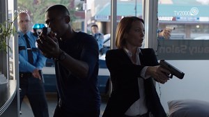 Detective McLean Da stasera 20 maggio, ogni giovedì alle ore 21.10 su Tv2000 | Canale 28 dtt e 157 Sky Allison McLean è un’ufficiale con esperienza che equilibra la vita con il suo lavoro, marito Matt e figli adolescenti Jeff e Rachel. La vita di Allison cambia quando arresta e manda in prigione suo fratello Tim, perché si dovrà occupare anche dei nipoti Cameron e Mariah; così Allison e la sua famiglia dovranno adattarsi alla nuova situazione insieme. | Tv2000