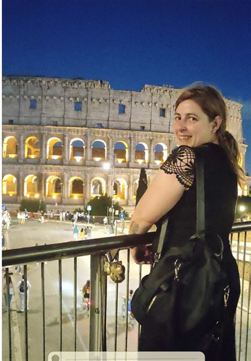 Una noche en el Coliseo 🌙 La entrada que casi nadie conoce y que te lleva por el subterráneo, la arena y los pasillos del Coliseo... de noche y sin las multitudes del día. ⚠️ Ojo: solo se puede reservar con mínimo 7 días de antelación, así que si tienes un viaje a Roma en el radar, no la dejes para el último momento. Solo disponible martes y jueves de 20h a 23h, en grupos reducidos de máximo 25 personas. Incluye 60 minutos de visita guiada acceso al Foro Romano y Palatino. 📍 Roma, Italia 💶 De