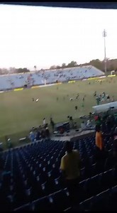 3 comments | Sibe sibi isimo kuqhuma isibhamu eHarry Gwala Stadium emvakokuthi UMsinga United ebimele iKZN Idliwe ngo 1-0 idliwa yi Orbit College yase North West Abalandeli be Umsinga United bavele bagcwala inkundla yezemidlalo benza Umsebenzi wonogada be Stadium waba Nzima kwalimala nomqeqeshi wonozinti we Umsinga United. #Amajubafmnews www.amajubafm.co.za | Amajubafm | Facebook