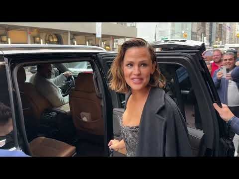 Jennifer Garner shows toned body in a metallic bustier dress! #jennifergarner #fashion #trending