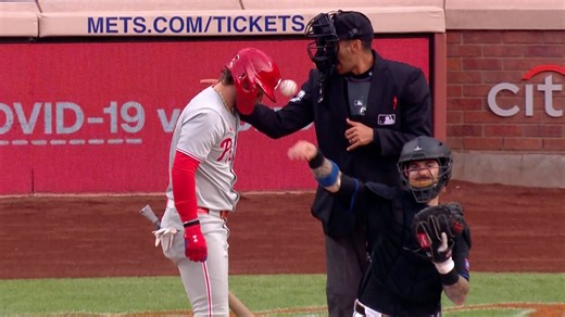Bryce Harper hit in helmet by Tomás Nido's throw