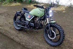 This modified Hero Splendor is unrecognisable as a scrambler with chunky off-road tyres!