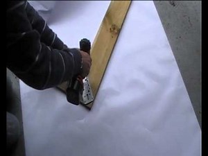 Hoe monteer je een schuttingposter met een houten lijst